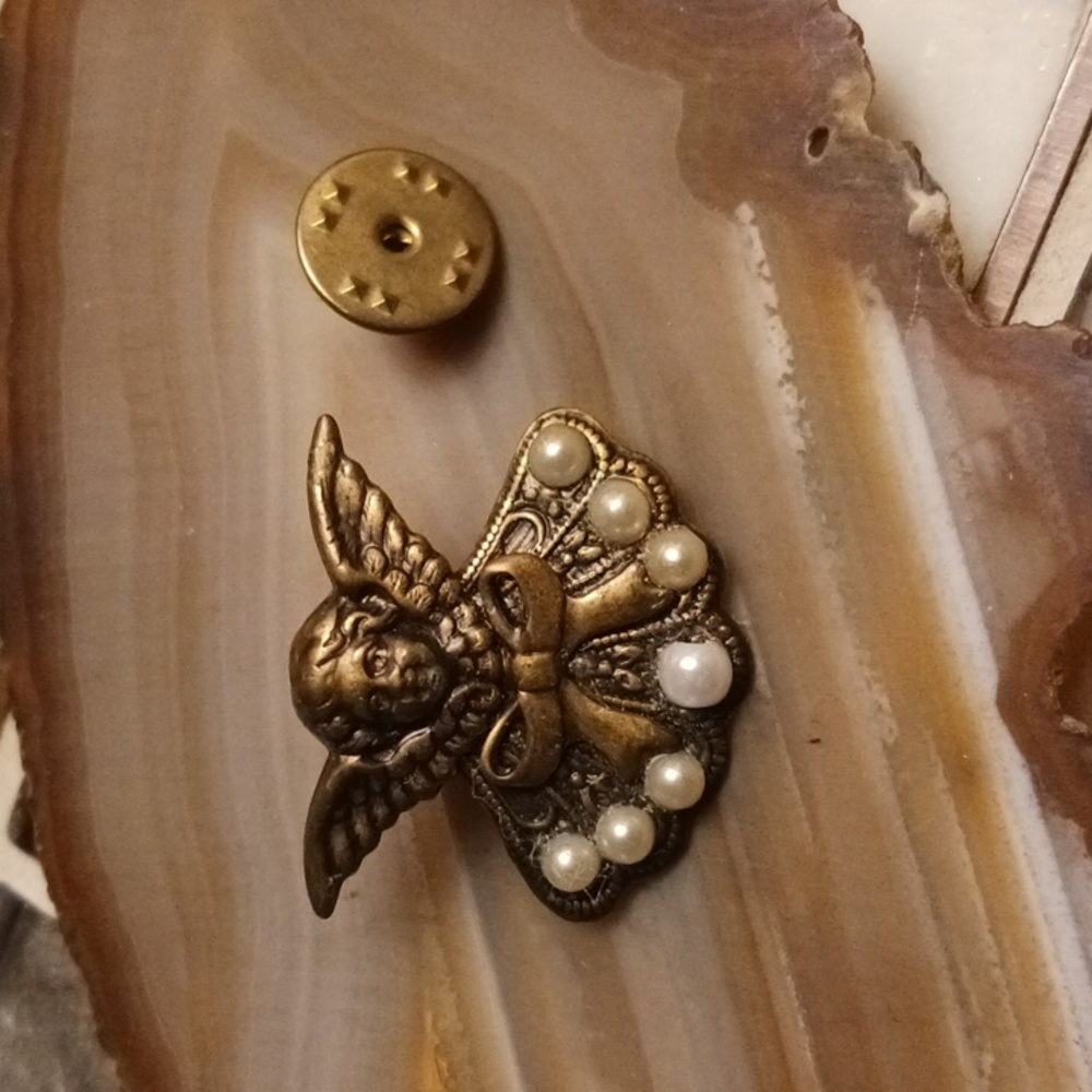 Vintage Angel & Pearl lapel pin - Picture 2 of 4